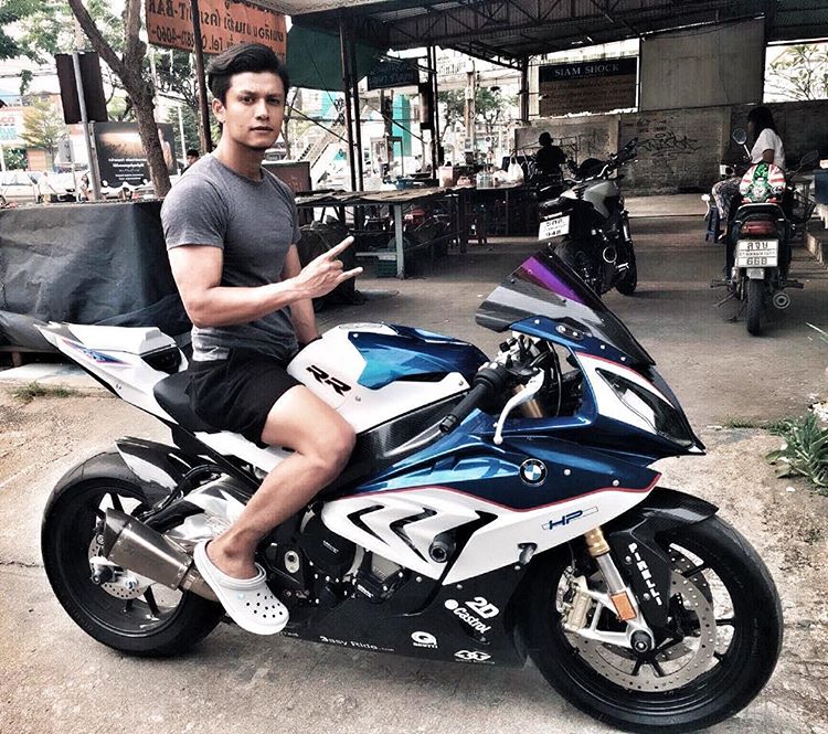 "อาลีฟ" นักร้องนำ วง PARATA หล่อคมเข้ม หุ่นดี