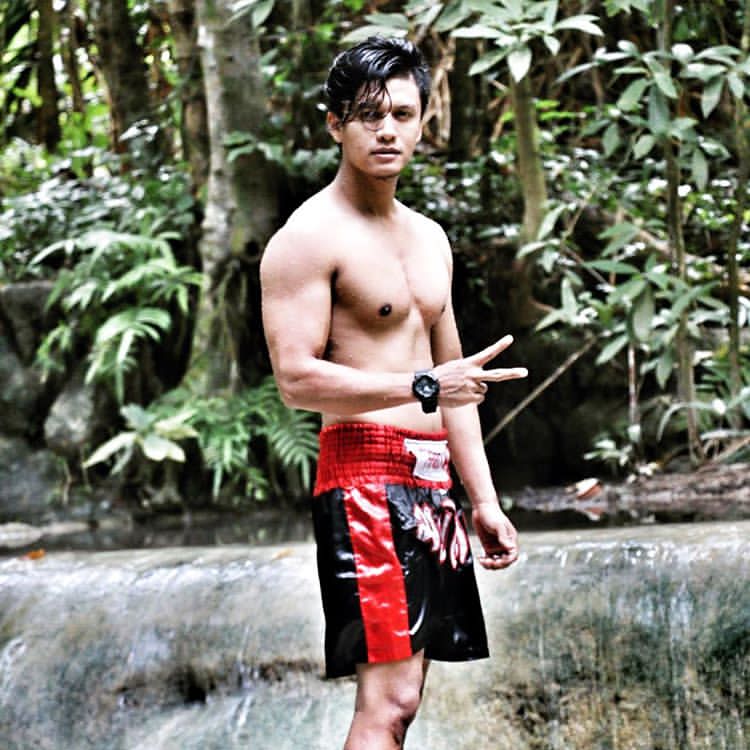 "อาลีฟ" นักร้องนำ วง PARATA หล่อคมเข้ม หุ่นดี