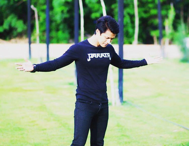 "อาลีฟ" นักร้องนำ วง PARATA หล่อคมเข้ม หุ่นดี