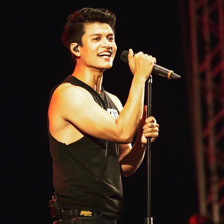 "อาลีฟ" นักร้องนำ วง PARATA หล่อคมเข้ม หุ่นดี
