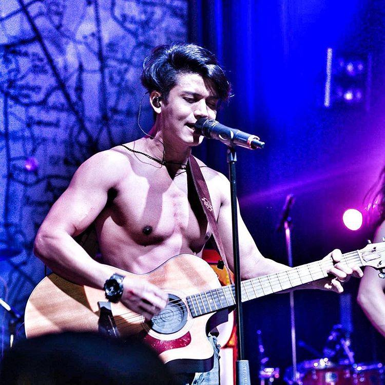 "อาลีฟ" นักร้องนำ วง PARATA หล่อคมเข้ม หุ่นดี