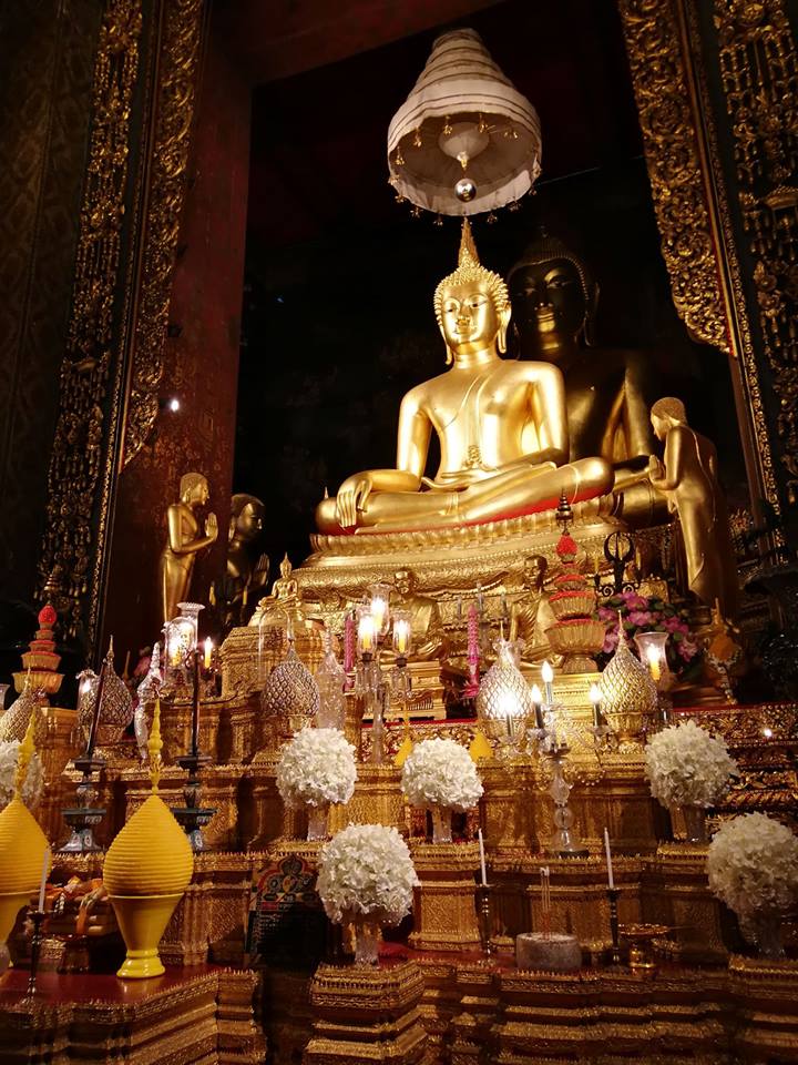 พระพุทธชินสีห์ ด้านหลัง คือ พระสุวรรณเขต เมืองกำแพงเพชร
