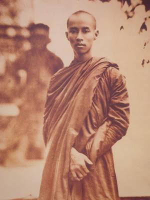 เมื่อพระบาทสมเด็จพระจุลจอมเกล้าเจ้าอยู่หัวพระองค์มีพระชนมายุครบ 20 พรรษาจึงผนวชเป็นพระภิกษุ ณ วัดพระศรีรัตนศาสดาราม แล้วเสด็จไปประทับ ณ วัดบวรนิเวศราชวรวิหารเป็นเวลา 15 วัน