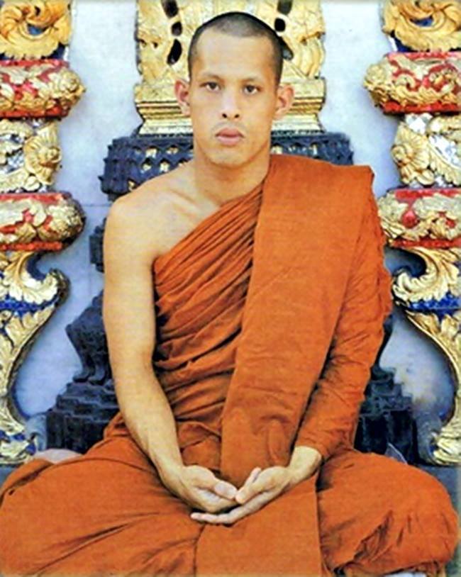 สมเด็จพระเจ้าอยู่หัวมหาวชิราลงกรณ บดินทรเทพยวรางกูร ในหลวงรัชกาลที่ 10 ขณะทรงผนวช ณ วัดบวรนิเวศวิหาร ซึ่งพระองค์มีพระราชศรัทธาออกผนวชในพระพุทธศาสนา