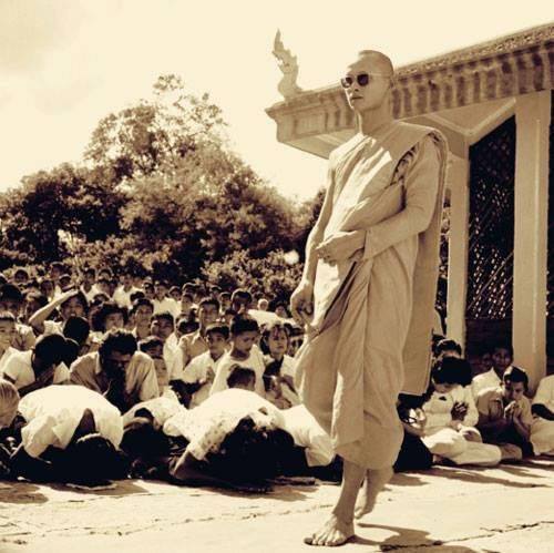 พระบาทสมเด็จพระปรมินทรมหาภูมิพลอดุลยเดชเสด็จฯ ออกผนวชเป็นเวลา 15 วัน พระองค์เสด็จฯ ไปประทับจำพรรษา ณ พระตำหนักปั้นหยา วัดบวรนิเวศวิหาร