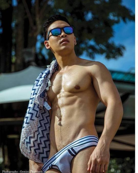 หนุ่มหล่อขึ้นปก 10