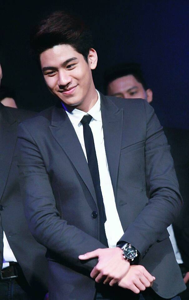 ผู้ชายแต่งกายเรียบร้อย 2,303