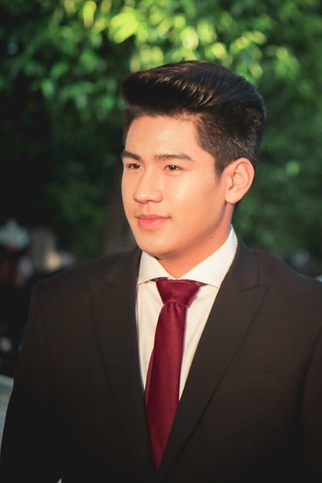 ผู้ชายแต่งกายเรียบร้อย 2,303