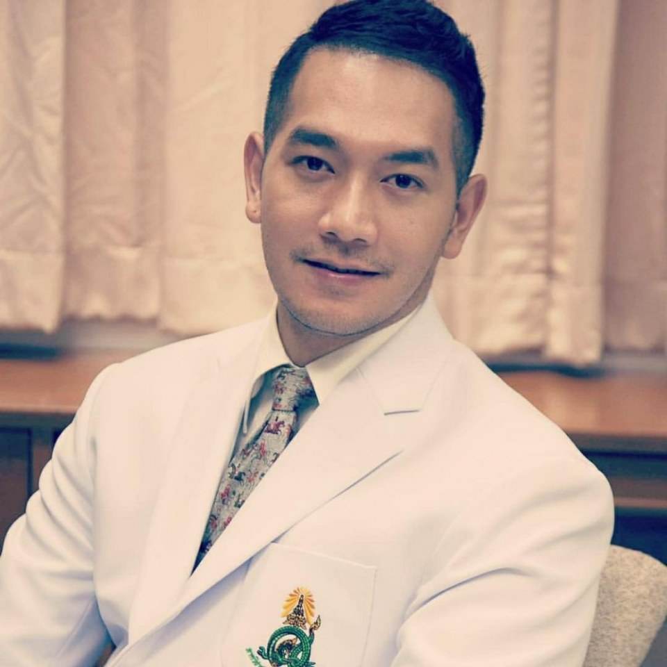 ผู้ชายแต่งกายเรียบร้อย 2,303