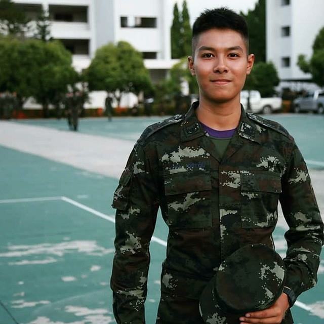 ผู้ชายแต่งกายเรียบร้อย 2,303