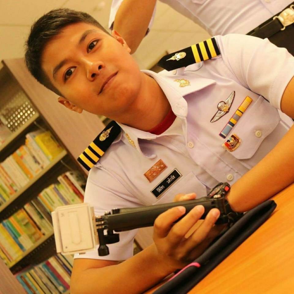 ผู้ชายแต่งกายเรียบร้อย 2,303