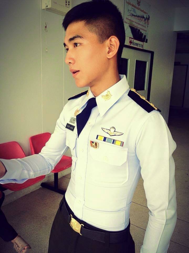 ผู้ชายแต่งกายเรียบร้อย 2,303