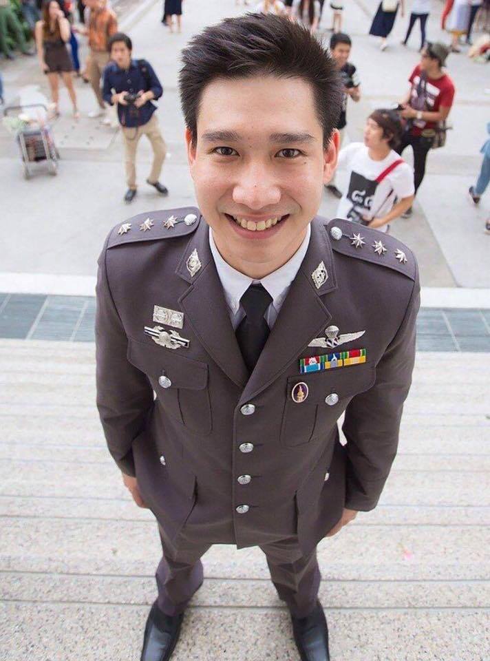 ผู้ชายแต่งกายเรียบร้อย 2,303