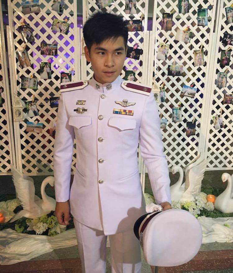 ผู้ชายแต่งกายเรียบร้อย 2,303
