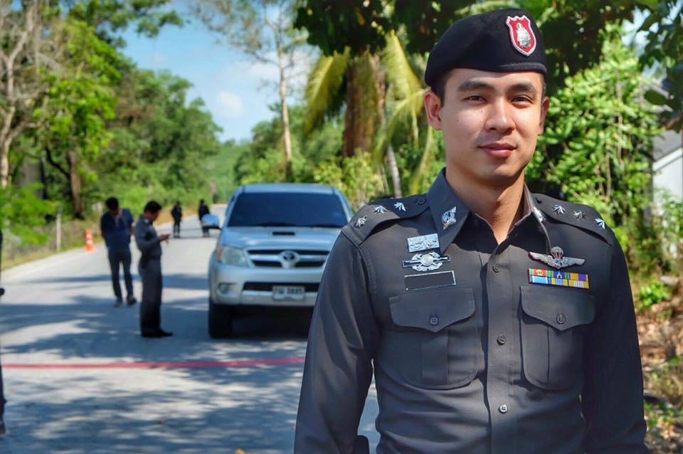 ผู้ชายแต่งกายเรียบร้อย 2,303