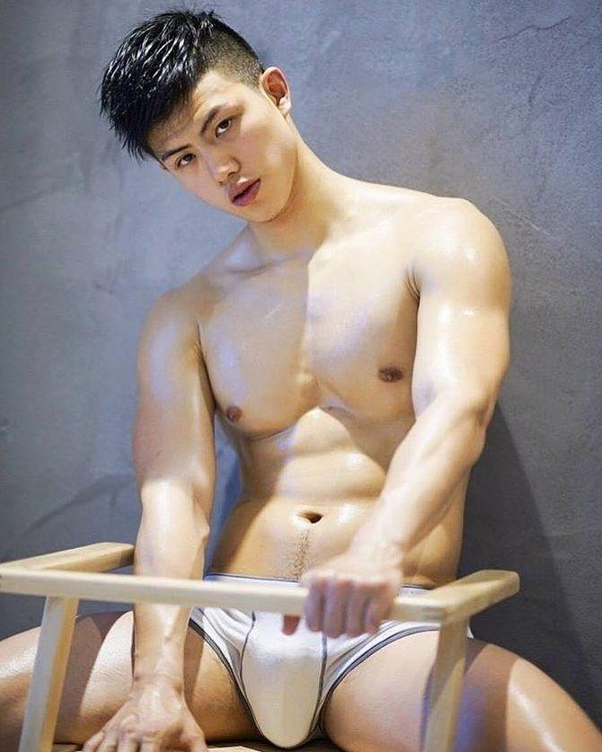 hot male 262 (18+)