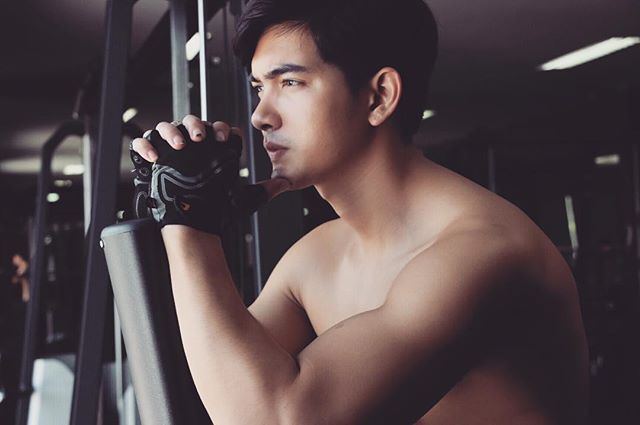 หล่อ