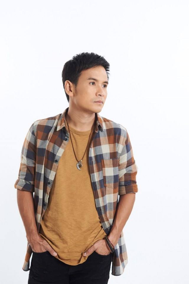 ไผ่ พงศธร กับเพลงใหม่ "ถิ่มอ้ายไว้ตรงนี้ล่ะ" ที่ผู้แต่งได้แรงบันดาลใจจากเพลงสตริง "ทิ้งไว้กลางทาง"