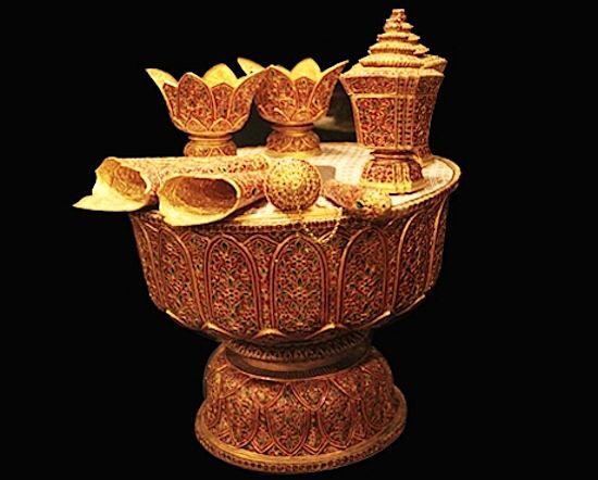 พานพระศรีทองคำลงยาพร้อมเครื่อง เครื่องราชอิสริยยศ สมเด็จพระเทพรัตนราชสุดาฯ สยามบรมราชกุมารี พานพระศรีทองคำลงยา