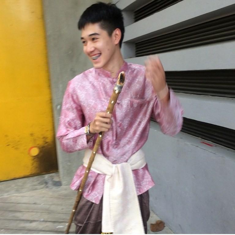 จัดขบวนพาเหรด 2,397
