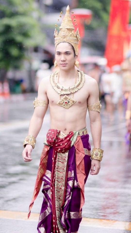 จัดขบวนพาเหรด 2,397