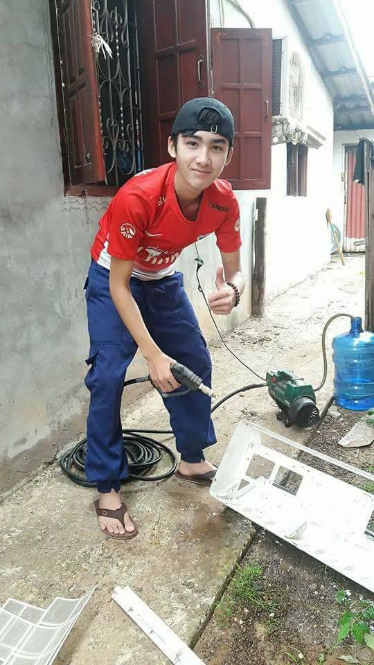 ຊ່າງແອຫຼໍ່ หนุ่มน้อยล้างแอร์หาเงินค่าเทอม บ่าวลาวหล่อ
