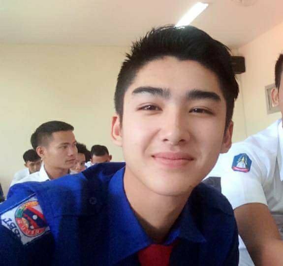 ຊ່າງແອຫຼໍ່ หนุ่มน้อยล้างแอร์หาเงินค่าเทอม บ่าวลาวหล่อ