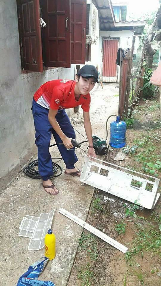 ຊ່າງແອຫຼໍ່ หนุ่มน้อยล้างแอร์หาเงินค่าเทอม บ่าวลาวหล่อ