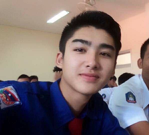 ຊ່າງແອຫຼໍ່ หนุ่มน้อยล้างแอร์หาเงินค่าเทอม บ่าวลาวหล่อ