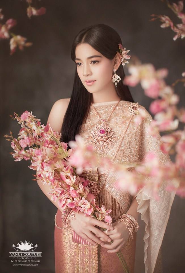 สายป่าน อภิญญา งดงามแบบไทยเสมือนดั่งนางอัปสรสวรรค์