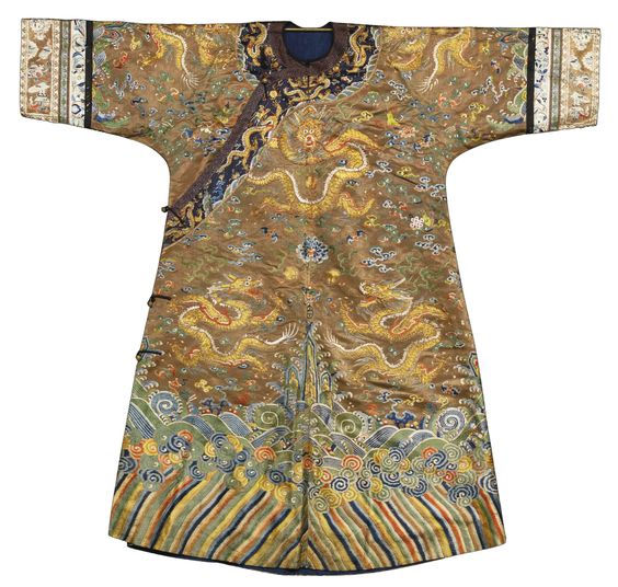 ฉลองพระองค์ฮ่องเต้: เสื้อคลุมมังกรและสัญลักษณ์แห่งองค์จักรพรรดิ