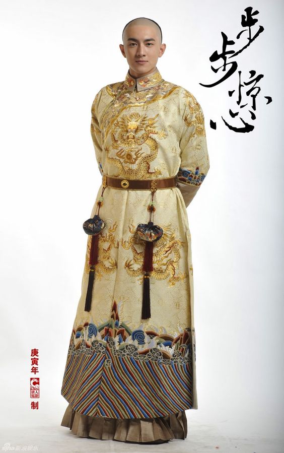 ฉลองพระองค์ฮ่องเต้: เสื้อคลุมมังกรและสัญลักษณ์แห่งองค์จักรพรรดิ