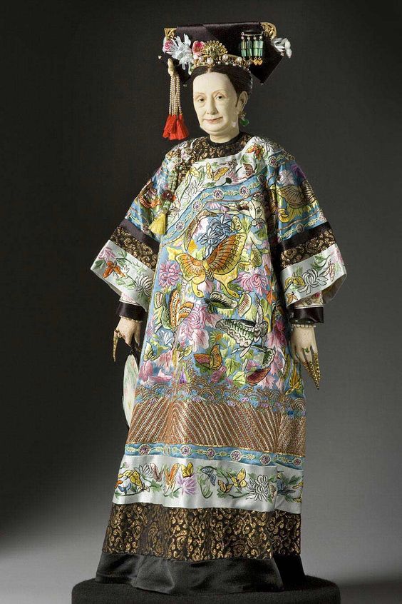 ฉลองพระองค์ฮ่องเต้: เสื้อคลุมมังกรและสัญลักษณ์แห่งองค์จักรพรรดิ