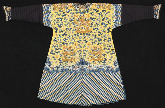 ฉลองพระองค์ฮ่องเต้: เสื้อคลุมมังกรและสัญลักษณ์แห่งองค์จักรพรรดิ