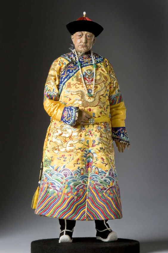 ฉลองพระองค์ฮ่องเต้: เสื้อคลุมมังกรและสัญลักษณ์แห่งองค์จักรพรรดิ