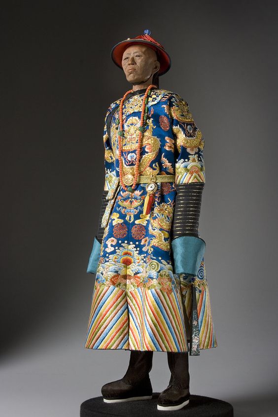 ฉลองพระองค์ฮ่องเต้: เสื้อคลุมมังกรและสัญลักษณ์แห่งองค์จักรพรรดิ