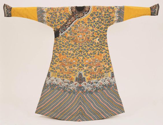 ฉลองพระองค์ฮ่องเต้: เสื้อคลุมมังกรและสัญลักษณ์แห่งองค์จักรพรรดิ