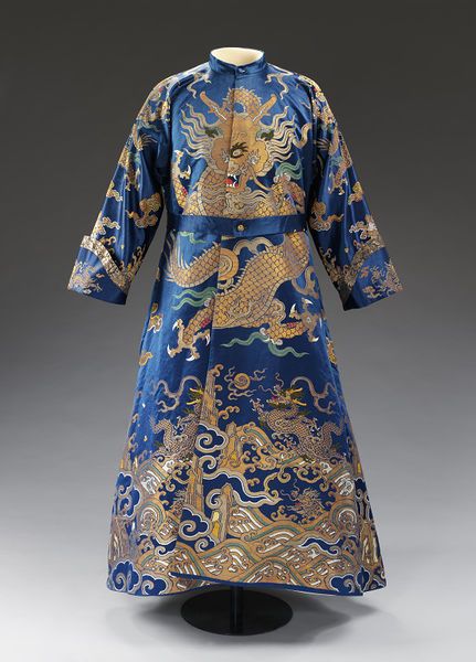 ฉลองพระองค์ฮ่องเต้: เสื้อคลุมมังกรและสัญลักษณ์แห่งองค์จักรพรรดิ