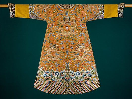 ฉลองพระองค์ฮ่องเต้: เสื้อคลุมมังกรและสัญลักษณ์แห่งองค์จักรพรรดิ