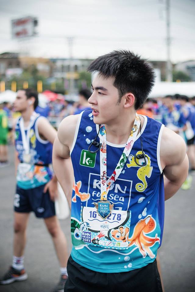 คนนี้แหละที่ติดตาตรึงใจและตามหาอยู่ เป็นหยังคือบ่แสดงนำหวา โอยคนอีหยังมาหล่อเป็นตาแชบตั้งแต่หัวสุดตีนแท้ บ่เห็นมีภาพแก้ผ้าแน่น๊อ
