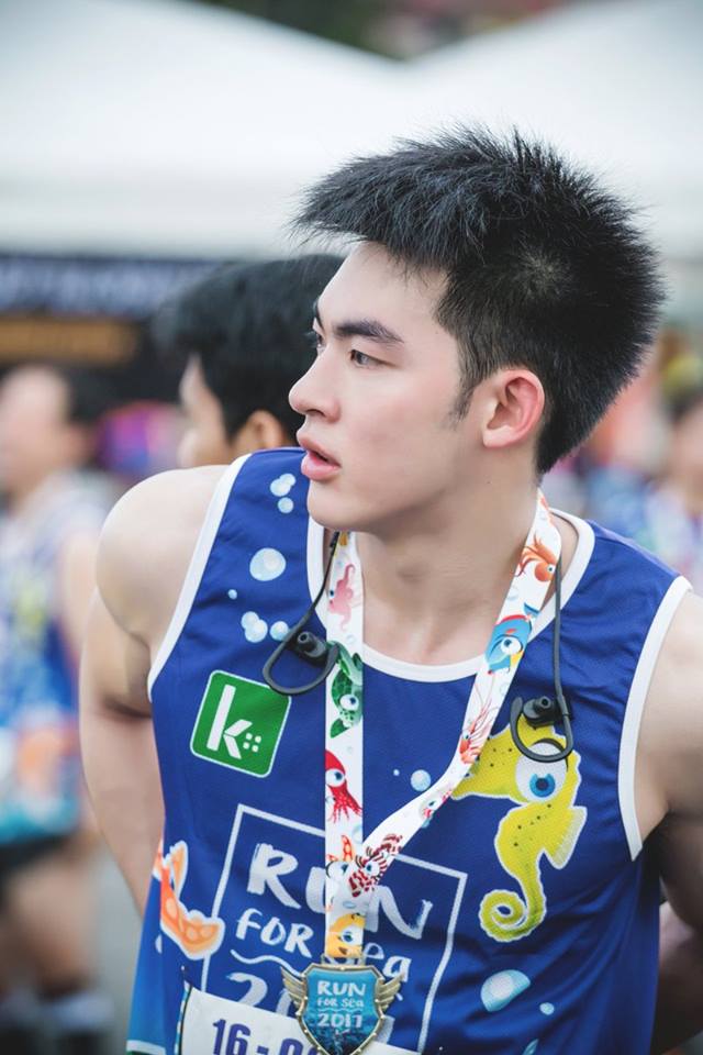 คนนี้แหละที่ติดตาตรึงใจและตามหาอยู่ เป็นหยังคือบ่แสดงนำหวา โอยคนอีหยังมาหล่อเป็นตาแชบตั้งแต่หัวสุดตีนแท้ บ่เห็นมีภาพแก้ผ้าแน่น๊อ