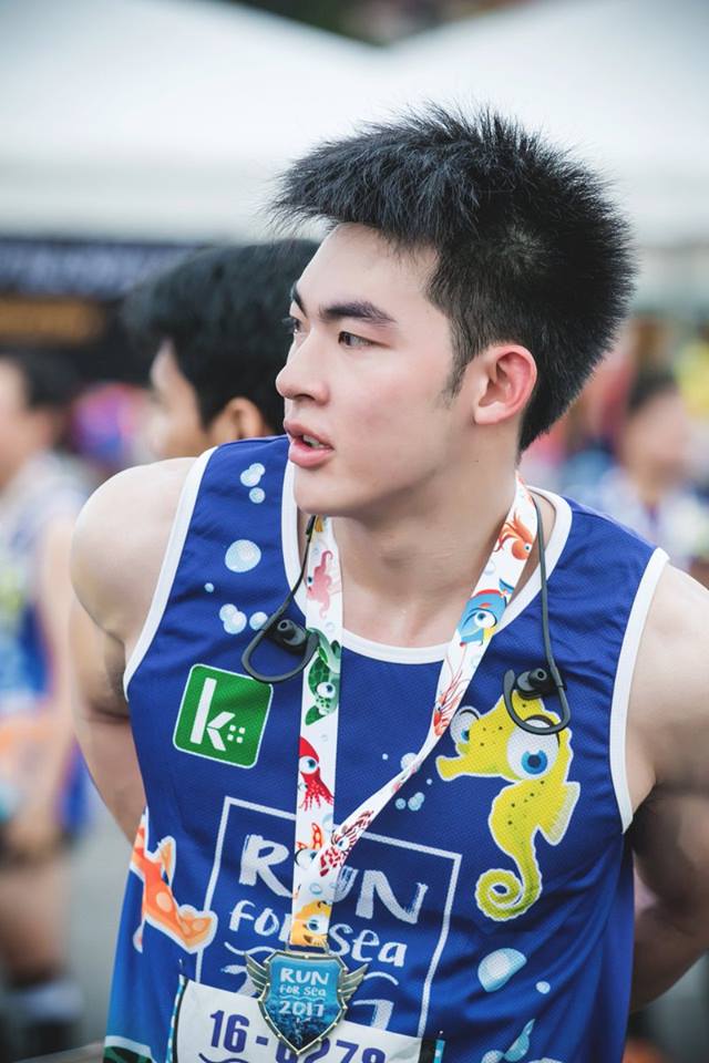 คนนี้แหละที่ติดตาตรึงใจและตามหาอยู่ เป็นหยังคือบ่แสดงนำหวา โอยคนอีหยังมาหล่อเป็นตาแชบตั้งแต่หัวสุดตีนแท้ บ่เห็นมีภาพแก้ผ้าแน่น๊อ