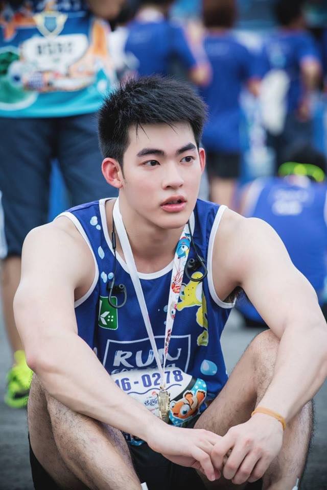 คนนี้แหละที่ติดตาตรึงใจและตามหาอยู่ เป็นหยังคือบ่แสดงนำหวา โอยคนอีหยังมาหล่อเป็นตาแชบตั้งแต่หัวสุดตีนแท้ บ่เห็นมีภาพแก้ผ้าแน่น๊อ