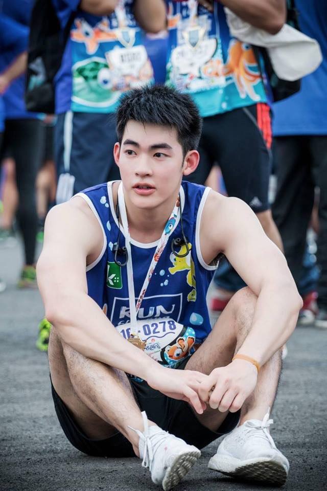 คนนี้แหละที่ติดตาตรึงใจและตามหาอยู่ เป็นหยังคือบ่แสดงนำหวา โอยคนอีหยังมาหล่อเป็นตาแชบตั้งแต่หัวสุดตีนแท้ บ่เห็นมีภาพแก้ผ้าแน่น๊อ