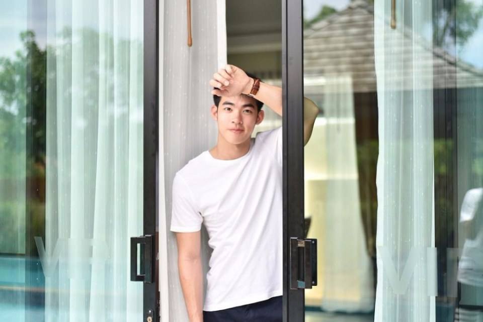 คนนี้แหละที่ติดตาตรึงใจและตามหาอยู่ เป็นหยังคือบ่แสดงนำหวา โอยคนอีหยังมาหล่อเป็นตาแชบตั้งแต่หัวสุดตีนแท้ บ่เห็นมีภาพแก้ผ้าแน่น๊อ
