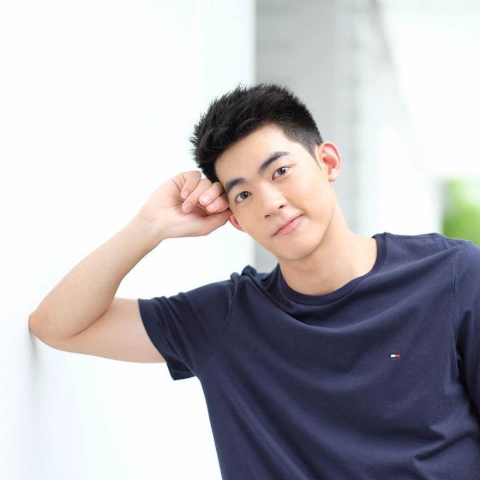 คนนี้แหละที่ติดตาตรึงใจและตามหาอยู่ เป็นหยังคือบ่แสดงนำหวา โอยคนอีหยังมาหล่อเป็นตาแชบตั้งแต่หัวสุดตีนแท้ บ่เห็นมีภาพแก้ผ้าแน่น๊อ