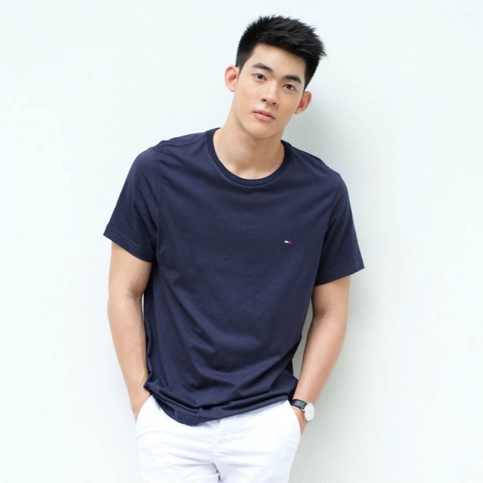 คนนี้แหละที่ติดตาตรึงใจและตามหาอยู่ เป็นหยังคือบ่แสดงนำหวา โอยคนอีหยังมาหล่อเป็นตาแชบตั้งแต่หัวสุดตีนแท้ บ่เห็นมีภาพแก้ผ้าแน่น๊อ
