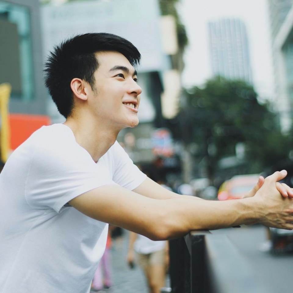 คนนี้แหละที่ติดตาตรึงใจและตามหาอยู่ เป็นหยังคือบ่แสดงนำหวา โอยคนอีหยังมาหล่อเป็นตาแชบตั้งแต่หัวสุดตีนแท้ บ่เห็นมีภาพแก้ผ้าแน่น๊อ