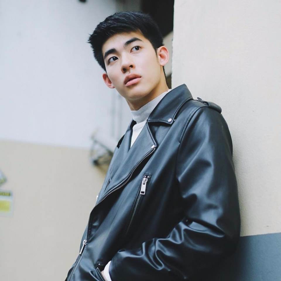 คนนี้แหละที่ติดตาตรึงใจและตามหาอยู่ เป็นหยังคือบ่แสดงนำหวา โอยคนอีหยังมาหล่อเป็นตาแชบตั้งแต่หัวสุดตีนแท้ บ่เห็นมีภาพแก้ผ้าแน่น๊อ