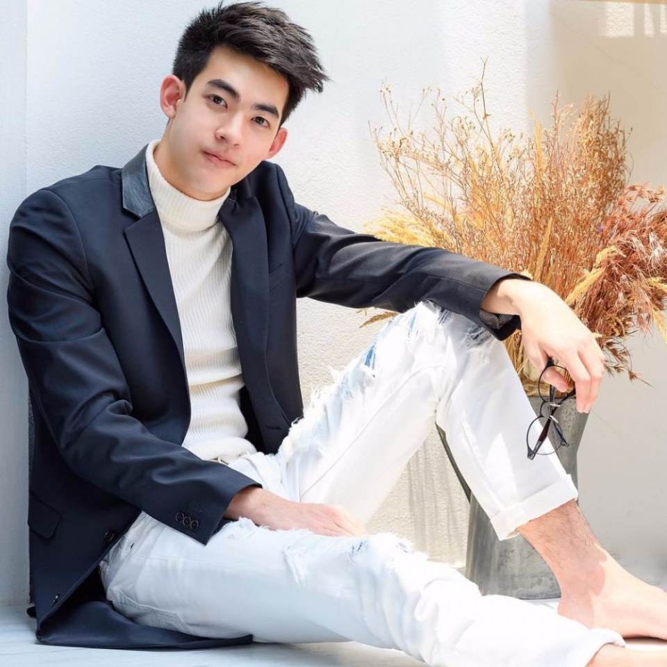 คนนี้แหละที่ติดตาตรึงใจและตามหาอยู่ เป็นหยังคือบ่แสดงนำหวา โอยคนอีหยังมาหล่อเป็นตาแชบตั้งแต่หัวสุดตีนแท้ บ่เห็นมีภาพแก้ผ้าแน่น๊อ
